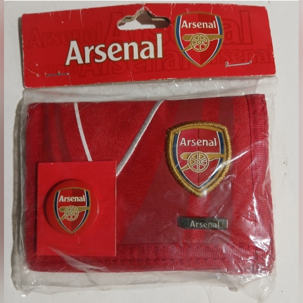 Arsenal FC  Red Wallet & Button Badge (NEW)